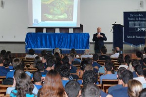 Reitor Zaki Akel Sobrinho durante palestra para calouros