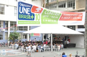 Une reuniu estudantes no pátio da Reitoria
