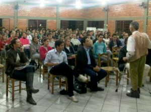 Deputado Vanhoni fala a estudantes e professores