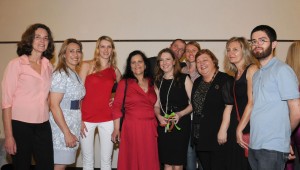 Alunos e professores da UFPR na despedida da cônsul