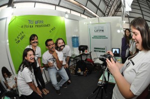 Alunos de Comunicação Institucional durante a feira