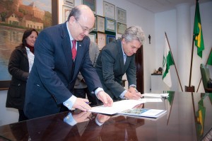 Reitor Zaki Akel Sobrinho e pró-reitor Adriano Ribeiro assinam a adesão ao programa