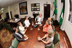 Vice-reitor, Rogério Mulinari (centro), recebe o gerente da Yunus Negócios Sociais, Ricardo Mastroti (terceiro à esquerda) - Foto: Nicola Ianuzzi