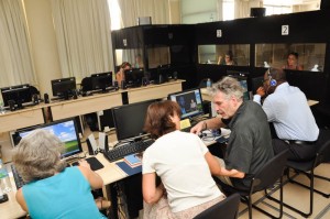 Alunos assistem a vídeos em português durante o workshop  - Foto: Nicola Ianuzzi