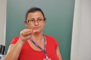 Servidora do Setor de Educação aprende Libras - Foto: Nicola Iannuzzi