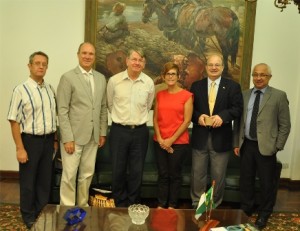 Dirigentes da UFPR e os visitantes australianos (ao centro)