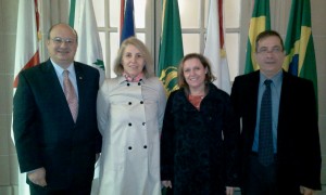 Reitor Zaki Akel Sobrinho ao lado da diplomata Andrea Giovanetti, da Diretora da Casa do Brasil em Paris Mônica David e do chefe de gabinete da UFPR, Alzir Felippe Antunes.