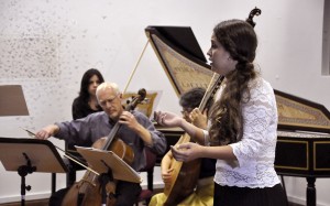 Viviane Kubo durante concerto de inauguração do cravo