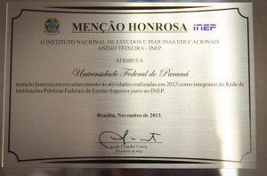 Placa recebida pela UFPR