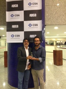 o diretor da Editora UFPR, Gilberto de Castro e o tradutor do livro premiado, Guilherme Gontijo Flores