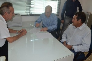 Reitor Zaki Akel assina termo de doação do terreno - Foto: Vanildo Cardoso