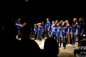 O coral infantil apresentou o espetáculo “Volta ao Mundo”, com músicas de diversos países (Foto: Carina Kuretzki).