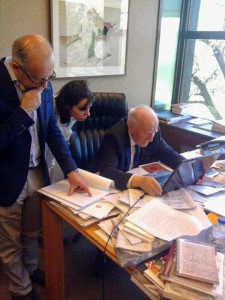 Eduardo Lourenço  (sentado) em reunião na Fundação Calouste Gulbenkian, em Lisboa - FOTO: Blog Ler Eduardo Lourenço