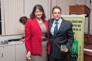 Professora Vania e Professor Padilha na entrega das homenagens