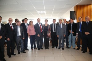 A  senadora Fátima Bezerra (de blusa cor-de-rosa) e a deputada Margarida Salomão (à esquerda do reitor Zaki Akel) comandam a Frente. Imagem: Andifes.