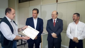 Solenidade de entrega do titulo: prof. Dartagnan Baggio Emerenciano (esq), Felipe Braga Côrtes, reitor Zaki Akel Sobrinho e prof. Felipe Teixeira