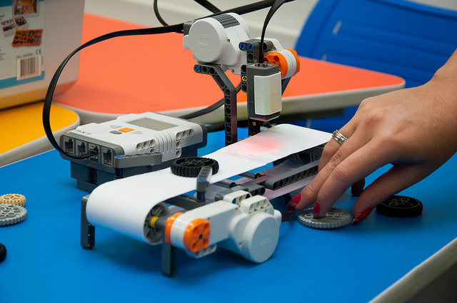Esteira feita com uso do Lego e da Robótica Educacional: tecnologia de ponta a serviço da Educação. Imagem: Ana Assunção. 