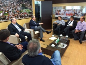 Além de receber e vistoriar o terreno, Zaki e Mulinari ecplicaram ao prefeito e às autoridades o processo de implantação do curso. "“Para 2015, já teremos 20 professores e 10 técnicos. Iremos repetir estas contratações em 2016 e 2017 atingindo o total que nos é permitido pelo MEC neste momento”.  Imagem: Marcos Solivan. 