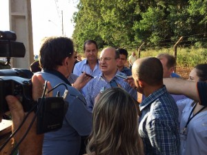Antes do evento, o reitor Zaki Akel Sobrinho visitou o terreno, o prédio da Secretaria Municipal de Educação (SMED), as obras do Hospital Regional e o terreno cedido para a Universidade. Imagem: Marcos Solivan. 