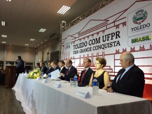 O prefeito de Toledo, Beto Lunitti, ao lado de Zaki Akel e Rogério Mulinari: "“Neste segundo século de história da UFPR, estamos escrevendo a primeira página com a abertura um curso de Medicina fora de Curitiba". Imagem: Marcos Solivan.