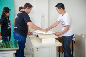 Para construir as dioramas, os alunos Kleber e João trabalham manualmente materiais como papel e isopor - FOTO: Marcos Solivan