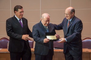 Professor Ocyron Cunha, fundador da Funpar, recebe homenagem pela iniciativa de vanguarda - FOTO: Ana Assunção