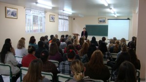 Prof. Cláudia ministra palestra no Colégio Cláudio Morelli