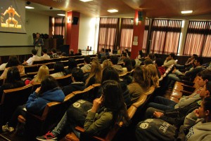 Caio Bonatto, da Tecverde, apresenta experiências aos alunos da Engenharia Civil. Foto: Leonardo Bettinelli