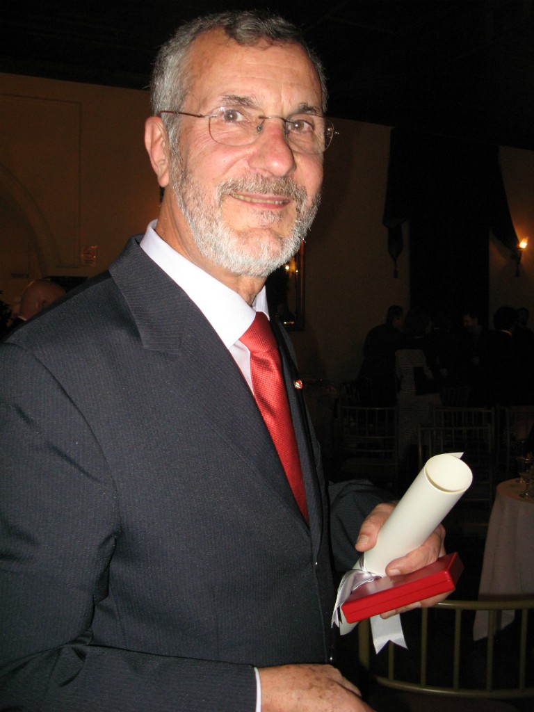 Professor Flávio Zanette durante a cerimônia de entrega das comendas do governo da Itália. Imagem: Arquivo pessoal