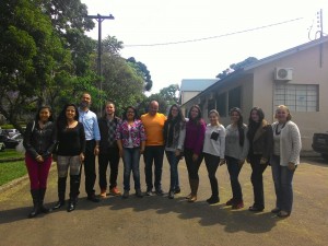 Prof. Marcelo Molento (azul) e Prof. Amicar Arenal (laranja) com grupo de alunos do curso de nanotecnologia em Saúde Animal