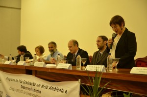 Professora Naína Estades fala durante a solenidade de abertura (foto Leo Bettinelli)