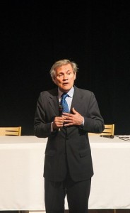 Professor uruguaio estimulou os estudante e pensarem no peso que tem o compromisso da universidade pública com o desenvolvimento mais humano e sustentável da sociedade