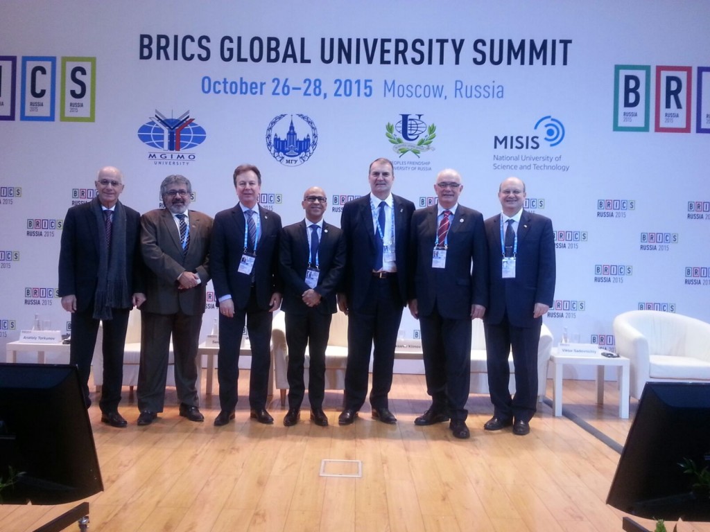 Zaki Akel junto a reitores das universidades brasileiras participantes
