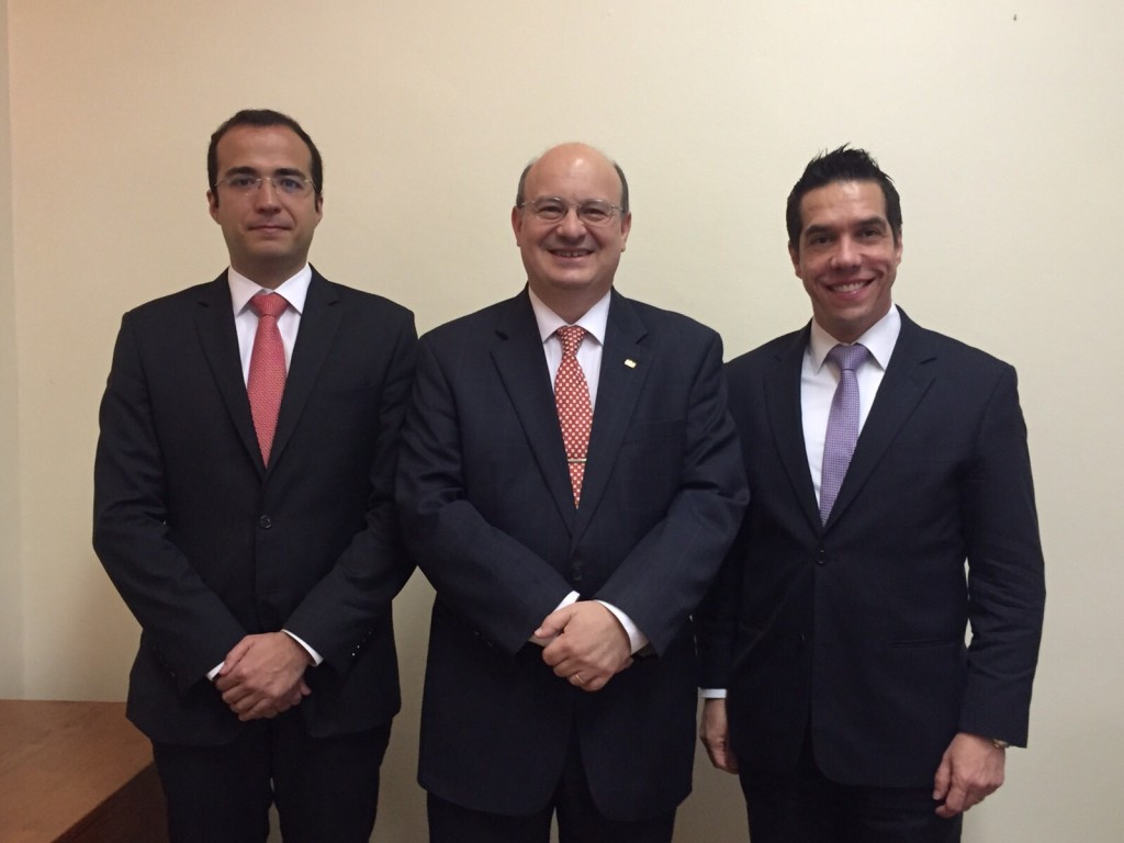 Zaki foi recebido na embaixada pelo ministro Pitaluga (à. dir.) e pelo secretário Fabian. 