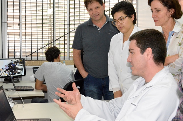 os_alunos_explicam_aos_presentes_o_funcionamento_da_plataforma_virtual_disponivel_para_consultas_no_ceia