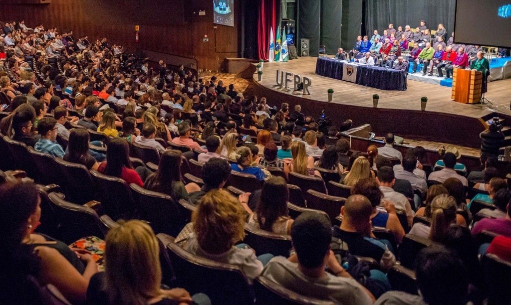 Cerca de 600 pessoas acompanharam a sessão solene para os 103 anos da UFPR. FOTO: Samira Chami Neves
