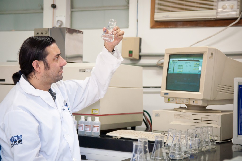 O químico responsável, Alexsandro Gregorio, Análises físico-químicas e bacteriológicas em amostras de água. FOTO: Marcos Solivan