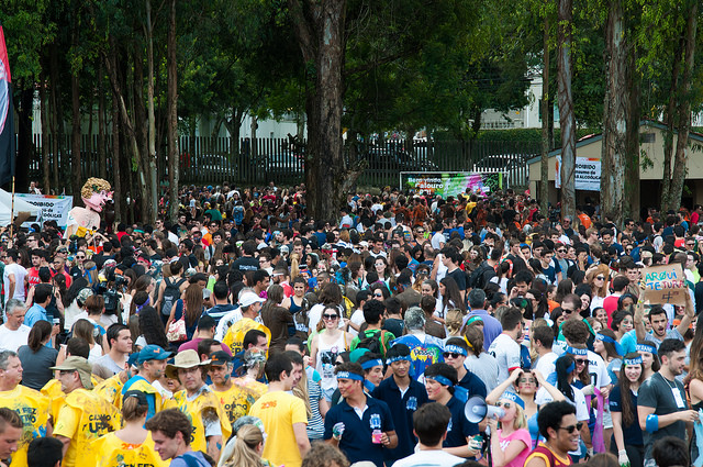 Centenas de estudantes fizeram questão de ir à sede do Núcleo de Concursos e conferir a lista dos aprovados. FOTO: Samira Chami Neves