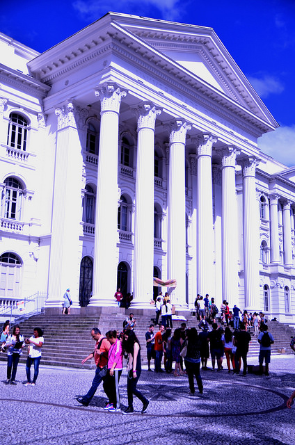 Calouros Sisu dos campi de Curitiba e Pontal do Paraná fazem matrícula na sede Núcleo de Assuntos Acadêmicos, localizado no prédio histórico da UFPR na Praça Santos Andrade. FOTO: Leonardo Bettinelli
