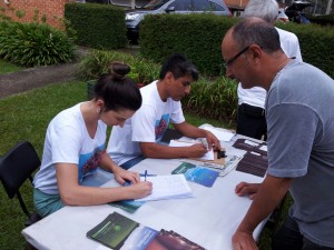Distribuição de mudas nesta quinta-feira na UFPR (foto divulgação)