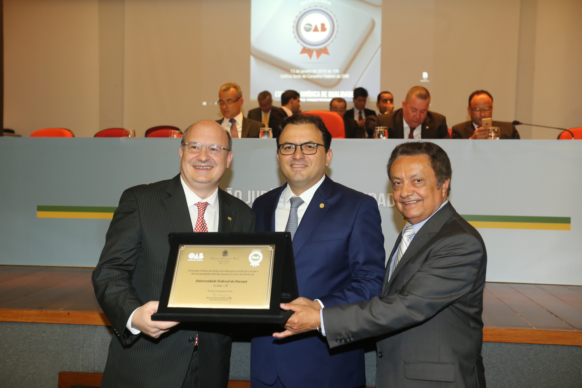 O reitor Zaki Akel Sobrinho recebeu o prêmio em Brasília. Imagem: OAB