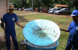 Os técnicos estão fazendo uma vistoria rigorosa em todos os possíveis locais onde os Aedes pode se reproduzir. Imagem: Acervo da UFPR de Palotina. 