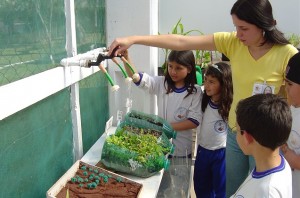 Crianças aprendem na exposição didática do Solo na Escola/UFPR (fotos arquivo)