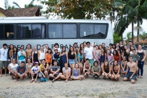 Alunos de Biologia durante a aula de campo 