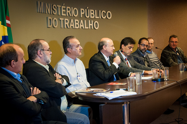 Reitor Zaki Akel Sobrinho assinou o acordo em nome da UFPR e garantiu a dedicação da Universidade. FOTO: Samira Chami Neves/ACS