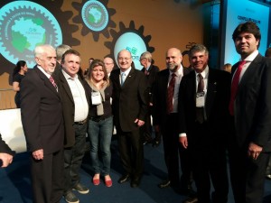 Reitor Zaki Akel Sobrinho (ao centro), professores da UFPR e convidados durante o evento (foto divulgação)