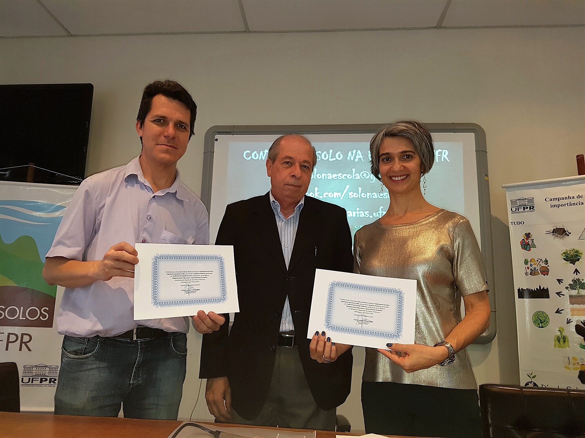 Marcelo Ricardo de Lima, Carlos Antônio Biasi e Fabiane Machado Vezzani durante a premiação (foto SM)
