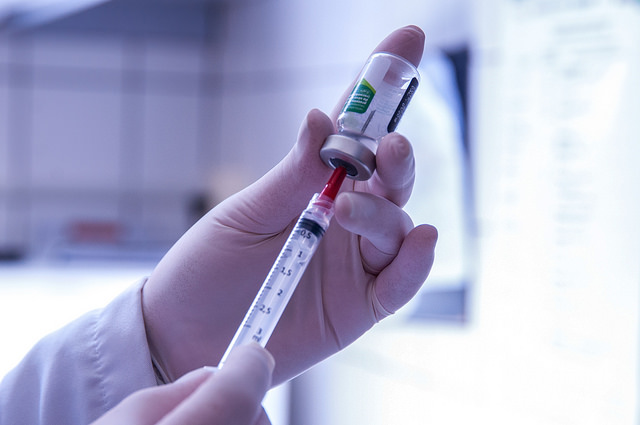 medicina-enfermagem-enfermeiro-enfermeira-medico-medica-vacina-injecao