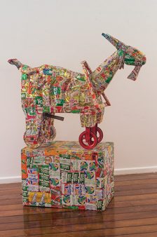 Escultura contemporânea - figura de um bode