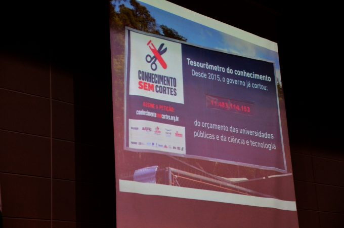 Palestra de encerramento da 9ª Siepe, protesto contra os cores na área de educação, ciência e tecnologia - foto: Leonardo Bettinelli